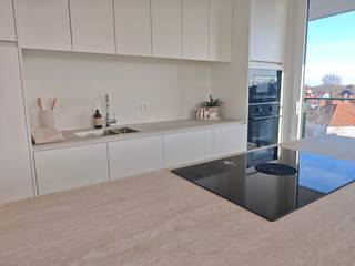 Residentie Les Moineaux is een nieuwbouwproject centraal gelegen tussen de Zeedijk en de winkelstraat van Koksijde-Bad. De moderne uitstraling van het gebouw komt volledig tot zijn recht in het straatbeeld. Alle appartementen zijn bijna energie neutraal en worden geothermisch verwarmd.<br /><br />Het penthouse appartement bevindt zich op het derde verdiep en werd op plan ingedeeld als volgt:<br />Inkom, apart toilet, badkamer, 2 slaapkamers, leefruimte met open keuken en berging en 3 terrassen.<br /><br />Verplicht aan te kopen staanplaats en kelderberging, niet in de prijs inbegrepen.<br /><br />Oppervlakte appartement: 108 m²<br />Oppervlakte terras: 38 m²