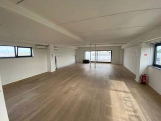 <p><strong>ALGEMEEN</strong><br />Instapklare kantoorruimte van ca. 158 m² te huur op de tweede verdieping van een recent bedrijfsgebouw op het bedrijventerrein Zwaluwbeek - Hogenakkerhoek in Kruibeke. Dankzij de gunstige ligging nabij de E17 geniet het pand van een uitstekende bereikbaarheid.<br /><br /><strong>KENMERKEN</strong></p>
<ul>
<li>Kantoorruimte van ca. 158 m²</li>
<li>Open landschapskantoor met terras</li>
<li>Privatief sanitair</li>
<li>Onmiddellijk beschikbaar</li>
</ul>
<p><strong>FINANCIEEL</strong><br />Huurprijs: 120 euro/m²/jaar excl. kosten<br />Jaarlijkse huurprijs: €18.960/jaar excl. kosten<br />Maandelijkse huurprijs: €1.580/maand excl. kosten<br /><br />Brandverzekering: 1,06 euro/m²/jaar<br />Parkingplaatsen: 400 euro/jaar/plaats</p>