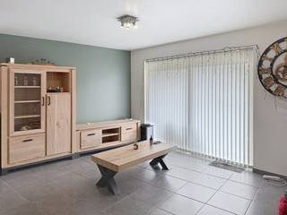 Aangenaam appartement nabij het centrum van Lebbeke<br />Dit aangename appartement is gelegen op de eerste verdieping van een kleinschalig gebouw en is bereikbaar met de lift. Dankzij de ligging nabij het centrum van Lebbeke bevinden winkels, openbaar vervoer en andere voorzieningen zich op korte afstand.<br />Het appartement omvat een lichtrijke woonkamer met open keuken. De keuken is uitgerust met een koelkast, kookvuur, dampkap, vaatwasser en combi-oven.<br />Verder beschikt het appartement over een ruime slaapkamer aan de voorzijde, een tweede, kleinere slaapkamer die eveneens geschikt is als bureau of hobbykamer, een badkamer met douche en lavabo, een apart toilet en een praktische berging.<br />Een autostaanplaats in de garage is beschikbaar aan € 60 per maand.<br />Een praktisch en verzorgd appartement op een gunstige locatie vlak bij het centrum van Lebbeke.<br />Voor meer info mail vero@berno.be of bel 052/20 24 40.