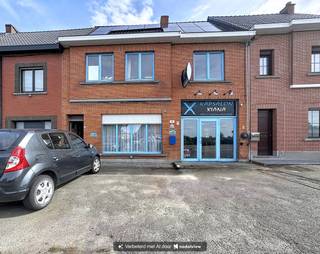 Zoek je een woning met uitzonderlijk veel ruimte, uitbreidingsmogelijkheden én een optie om wonen en werken perfect te combineren? Deze veelzijdige eigendom op een perceel van 660 m² aan de Oosterzelesteenweg 35 in Wetteren biedt het allemaal. Met 270 m² bewoonbare oppervlakte, een voormalige handelszaak aan de straatzijde en een diepe tuin met achteringang is dit de ideale plek voor grote gezinnen, zelfstandigen of wie een praktijk/kantoor aan huis wenst.<br /><br /><strong>​<u>Belangrijkste troeven</u></strong><br /><strong>​*</strong> <strong>Handels- of praktijkruimte</strong>: voormalige kapperszaak aan de voorzijde met een eigen aardgasaansluiting en 3 privé-parkeerplaatsen recht voor de deur.<br /><strong>* Energie &amp; veiligheid:</strong> uitgerust met zonnepanelen, een dubbele thuisbatterij, een laadpaal voor elektrische voertuigen en een Verisure-alarmsysteem.<br /><strong>​* Achterom bereikbare tuin: </strong>tuin van 340 m² die achteraan grenst aan een achterliggende straat, wat de mogelijkheid biedt voor het plaatsen van een privégarage of carport.<br /><strong>​*</strong> <strong>Uitbreidingsmogelijkheden: </strong>vaste trap naar de royale zolderverdieping die al voorzien is van Velux-dakramen — perfect voor extra slaapkamers, een hobbyruimte of een studio.<br /><strong>* Bereikbaarheid:</strong> aan de stadsrand van Wetteren, nabij het op- en afrittencomplex van de E40. Winkelcomplex Frunpark op wandelafstand.<br /><br /><strong>​Indeling van de woning:</strong><br />Via de imposante, grote inkomhal betreed je de woning. Aan de voorzijde bevindt zich de commerciële ruimte (voormalige kapperszaak) met directe toegang vanaf de straat en parkeergelegenheid voor de deur.<br />​Het privégedeelte beschikt over een sfeervolle dubbele woonkamer met een authentieke kachel en een aangrenzende keuken met pelletkachel. Verder vind je op de begane grond een compacte badkamer ingericht met een ligbad en toilet. Er is tevens een droge kelder van 15m²<br />​<strong>Buitenruimte &amp; Bijgebouwen</strong><br />Aan de achterzijde geeft de woning toegang tot een gezellige koer met afdak, een apart buitentoilet en twee praktische stallingen die dienstdoen als wasplaats en berging. Aansluitend ligt de diepe tuin van 340 m². Dankzij de bereikbaarheid via de achterliggende straat rijd je zo naar de achterzijde van jouw perceel.<br /><strong>​Eerste verdieping &amp; Zolder</strong><br />De eerste verdieping telt 4 volwaardige, ruime slaapkamers (momenteel onverwarmd). Via een vaste trap bereik je de zolderverdieping, die dankzij de aanwezige Velux-ramen eenvoudig kan worden afgewerkt tot extra leefruimte.<br /><br /><strong>​</strong>​✅<strong>EPC-score:</strong> 354 kWh/(m² jaar) – <strong>Label D</strong> (geen renovatieverplichting)<br />​✅Zonnepanelen, thuisbatterij, laadpaal, Verisure alarm<br />​​✅Parkeergelegenheid: 3 voorliggende parkeerplaatsen + uitbouwmogelijkheid voor een garage achteraan<br /><br /><br /><strong>Een unieke kans voor zelfstandigen of gezinnen! ​Plan vandaag nog je bezoek en ontdek zelf de veelzijdigheid van deze op te frissen woning!</strong><br />Maak snel jouw afspraak via immo@vastgoed-ff.be, bel <strong>Gunther op 0476/60 67 96</strong> of bel tijdens de kantooruren naar <u><strong>053/21.21.21</strong></u><br /><br /><strong>Weet:</strong> De vermelde prijs is een richtprijs/startprijs. Deze methode geeft jou, als potentiële koper, de kans om op een transparante manier te bieden. Na ontvangst van deze biedingen zal de verkoper beslissen of hij/zij de eigendom verkoopt aan het hoogste bod, de richtprijs is aldus niet bindend voor de verkoper.