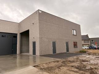 Nieuwbouw magazijn te huur 335 m²In een recent ontwikkeld en verzorgd magazijnenpark bieden wij een nieuwbouw magazijn van 335 m² te huur aan. Deze...