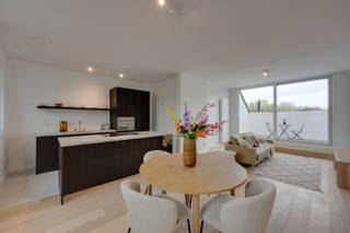 <p>Wonen met charme, klasse en een vleugje grandeur</p><p>Een gebouw dat niet alleen gezien mag worden, maar ook één met een architecturale air. Hier ademt de gevel art nouveau, kom je binnen in een authentieke hal, heb je hoge plafonds. Een woning met geschiedenis en een verhaal, en dit in een modern jasje.</p><p>Welkom in de geliefde Markgravewijk, een levendige buurt met standing waar architecturale parels, het stadsleven en de rust hand in hand gaan. Parken zijn hier om de hoek, het hipste restaurant van 2025, Cobrahouse is je nieuwe go to en één van de beste bakkers in Antwerpen, Domestic, ligt op wandelafstand. Dit in combinatie met een top bereikbaarheid is een match made in heaven.</p><p>Waarom je hier wil wonen<br />•    Elegante architectuur en volledig gerenoveerd gebouw (ontworpen door Jules Dries, 1910)<br />•    Veel lichtinval en prachtige hoge plafonds<br />•    Terras en balkon met zicht op het park<br />•    Twee volwaardige slaapkamers met een aangenaam ruimtegevoel<br />•    Centrale ligging<br />•    Instapklaar</p><p>Op de derde en vierde verdieping van het gebouw vinden we het duplexappartement met 2 slaapkamers en terras. Een mooie leefruimte met toegang tot de open keuken en eetkamer. Een open keuken, voorzien van alle toestellen (Miele – Samsung) en eiland, met toegang naar het terras aan de achterzijde met zicht op groen. In de nachthal is er een gastentoilet en berging met aansluiting voor wastoestel en droogkast.</p><p>De masterbedroom heeft een ensuite badkamer aan de achterzijde. De 2de kamer ligt op de bovenste verdieping van het appartement en heeft een ensuite badkamer.<br />Interesse? Wacht niet te lang en maak je afspraak via www.sinjoor.be of 03 283 05 00.<span><span></span></span></p>