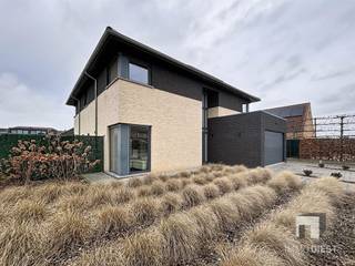 <p><span>MODERNE WONING IN TESSENDERLO MET UITSTEKENDE LOCATIE</span></p><p><span> </span></p><p><span>Deze indrukwekkende moderne woning is gelegen in Tessenderlo en biedt een perfecte combinatie van ruimte, stijl en comfort. Met een bewoonbare oppervlakte van 291 m² en een grondoppervlakte van 850 m² beschikt deze eigenschap over alle voorzieningen die u voor een comfortabel gezinsleven nodig heeft.</span></p><p><span> </span></p><p><span>INDELING EN RUIMTES</span></p><p><span> </span></p><p><span>De leefruimte en keuken zijn open en ruim voorzien van veel ramen waarvan één zeer grote schuifdeur die rechtstreeks toegang geeft tot het terras.</span></p><p><span>Naast de keuken is een handige berging met deur naar buiten, het toilet is voorzien van wasmeubel.</span></p><p><span>De woning bevat vijf slaapkamers waarvan 4 ruime kamers en één kleine kinderkamer, wat uitstekend is voor gezinnen of voor wie extra ruimte wenst voor thuiswerkplek of gastenkamers. Elke slaapkamer is voorzien van modern comfort en natuurlijke lichtinval. De badkamer is functioneel en modern ingericht met </span></p><p><span>zowel bad als douche.</span></p><p><span>De woning beschikt over een ruime inpandig garage.</span></p><p><span> </span></p><p><span>INTERIEUR HIGHLIGHTS</span></p><p><span> </span></p><p><span>Het interieur kenmerkt zich door een stijlvolle open indeling met een zeer ruime woon- en eetkeukenzone. De moderne keuken is volledig uitgerust met hoogwaardige inbouwapparatuur en een schoon, wit design afgewerkt met een natuursteentablet. </span></p><p><span>Grote ramen en glasschuifdeuren zorgen voor optimale lichtinval en creëren een naadloze verbinding tussen het interieur en het buitenterrein.</span></p><p><span> </span></p><p><span>BUITENRUIMTE</span></p><p><span> </span></p><p><span>De inrit is volledig aangelegd en biedt voldoende parkeer gelegenheid, er is ook al een voorziening voor het plaatsen van tuinhuis.</span></p><p><span> </span></p><p><span>Benieuwd naar het volledige plaatje? Bel Immo Diest op 013 31 25 22 en wij leiden je graag, met een glimlach, rond in deze unieke woning.</span></p><p><span> </span></p>