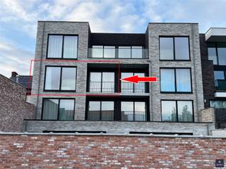 <p><span>Aantrekkelijk en energiezuinig nieuwbouwappartement te huur in hartje Haasdonk</span></p><p><span>In een </span><span>kleinschalige nieuwbouwresidentie</span><span> stellen we graag één van de nog slechts 2 beschikbare appartementen voor. <br />Het gebouw beschikt over een </span><span>lift</span><span>, werd hoogwaardig afgewerkt en biedt </span><span>alle modern comfort</span><span>. <br />Dankzij het gebruik van energiezuinige technieken geniet u hier van een aangename woonervaring én lage verbruikskosten.</span></p><p><span>Gelegen </span><span>in het centrum van Haasdonk</span><span>, op een boogscheut van belangrijke invalswegen, woont u hier rustig maar toch uiterst vlot bereikbaar.</span></p><p><span>Indeling (2e verdieping rechts)</span></p><ul><li><span>Inkomhal met vestiairemogelijkheden</span></li><li><span>Apart gastentoilet</span></li><li><span>Lichtrijke leefruimte</span><span> met grote raampartijen</span></li><li><span>Open, volledig ingerichte keuken</span><span> met praktisch kookeiland</span></li><li><span>Zonnig terras (zuidelijke oriëntatie)</span></li><li><span>Berging/wasruimte</span></li><li><span>Badkamer met </span><span>inloopdouche</span><span> en lavabomeubel</span></li><li><span>2 volwaardige slaapkamers</span></li></ul><p><span>Verder beschikt u over :</span></p><p><span>- een </span><span>privatieve kelderberging</span><span> </span></p><p><span>- een </span><span>autostaanplaats </span></p><p><span>- </span><span>een</span><span> fietsenberging</span><span>.</span></p><p><span>Belangrijke info :</span></p><p><span>- Huurprijs:</span><span> € 975/maand<br />- </span><span>Gemeenschappelijke kosten:</span><span> € 75/maand</span></p><p><span>- Waarborg :</span><span> € 2.925 (3x maandhuur)</span></p><p><span>- Plaatsbeschijving :</span><span> € 175 (deel huurder)</span></p><p><span> </span></p><p><span>ONMIDDELLIJK BESCHIKBAAR!</span><span><br /><br /></span></p><p><span>Bent u op zoek naar een stijlvol, comfortabel en energiezuinig nieuwbouwappartement op een centrale ligging? <br />Dan is dit beslist een bezoek waard!</span></p><p><span> </span></p><p><span>Wenst u graag meer info of bent u geïnteresseerd in een plaatsbezoek? </span></p><p><span>Gelieve ons dan te contacteren op het nummer 03 775 41 88 of mail naar </span><span><span>christel@vastgoed-smet.be</span></span><span>  </span><span>  </span></p><p><span>                             </span></p><p><span> </span><span>De verstrekte gegevens/informatie (zowel online als gedrukt) worden vrijblijvend verstrekt, enkel ter inlichting, zonder contractuele verbintenis of garantie van onzentwege en kunnen op ieder ogenblik gewijzigd worden.</span></p><p><span> </span></p>