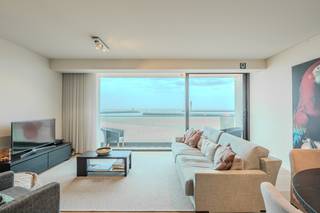 Ervaar het toppunt van luxueus wonen aan de Belgische kust met dit schitterende appartement in de prestigieuze Residentie Royal Phare, gelegen op...