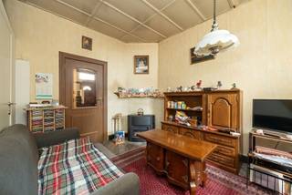 <p><span>Bent u op zoek naar een woning die u volledig naar eigen smaak kunt inrichten? Dan is deze rijwoning te Nekkerspoelstraat 172, Mechelen een uitstekende opportuniteit. Dankzij de centrale ligging en praktische indeling biedt deze woning heel wat potentieel voor starters, gezinnen of investeerders.</span></p><p><span>Dankzij de gunstige ligging bevindt u zich op korte afstand van winkels, scholen, openbaar vervoer en het historische stadscentrum van Mechelen. Bovendien geniet u van een vlotte verbinding naar belangrijke invalswegen.</span></p><p><span>Bij het betreden van de woning komt u binnen in de voorplaats, die kan dienen als ontvangst- of zithoek. Verder beschikt het gelijkvloers over een leef- en eetruimte, een keuken, een badkamer, een handige berging en een apart toilet. De aanwezige ruimtes vormen een solide basis om een eigentijdse en comfortabele woonomgeving te creëren.</span></p><p><span>Op de eerste verdieping bevinden zich twee slaapkamers, waarvan één momenteel als doorloopkamer is ingericht. </span></p><p><span>Een absolute troef is de vaste trap naar de zolderverdieping. Deze ruimte kan nog volledig naar wens worden ingericht en biedt de mogelijkheid om extra slaapkamers, een bureau of hobbyruimte te realiseren.</span></p><p><span>Ben jij geïnteresseerd in deze woning gelegen in Mechelen, ben je op zoek naar ander vastgoed, een investering of wens je de waarde van jouw eigendom te kennen? Dan ben je bij BOLT Immo aan het juiste adres! Wij helpen jou graag verder. </span><span> </span></p><p><span> </span></p>