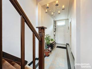 Deze charmante gezinswoning geniet van een rustige doch centrale ligging op wandelafstand van verschillende winkels, diensten en openbaar vervoer.<br /><br />De toffe woning geniet van volgende indeling:<br /><br />Op de gelijkvloerse verdieping bevinden zich een inkomhal met vestiairemogelijkheid, een berging onder de trap, een leefruimte met eet- en zithoek, een leefkeuken (voorzien van keramische kookplaat, dampkap, combi-oven, dubbele spoelbak, vaatwasmachine en koelkast met vriesvak en een badkamer met ligbad inclusief douchemogelijkheid, een lavabo, een hangtoilet en aansluiting voor wasmachine en droogkast.<br /><br />Op de eerste verdieping bevinden zich een nachthal en twee ruime slaapkamers (tweepersoonskamers).<br /><br />Via een vaste trap is de tweede verdieping toegankelijk met een derde zeer ruime slaapkamer.<br /><br />Links van de woning is een fietsdoorgang voorzien.<br /><br />Achteraan de woning is een mooi aangelegde tuin gelegen met 2 terrassen en is er een buitenberging aanwezig (waar een waterontharder geplaatst werd).<br /><br />De woning werd uitgerust met 6 zonnepanelen voor huishoudelijk elektrisch verbruik (ong. 2500 WATT).<br /><br />