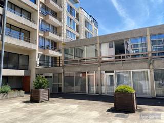 Dit gerenoveerd appartement is de ideale keuze voor wie op zoek is naar een comfortabele woonst in het centrum van Leuven. <br /><br />Met zijn gunstige ligging kunt u genieten van alle voordelen van het stadsleven, terwijl u toch in een rustige omgeving woont.<br /><br />Het appartement is gelegen in het binnengebied van de residentie. Via een buitentrap komt u aan de voordeur van het appartement. <br /><br />Het appartement bestaat uit een lichtrijke inkom die toegang geeft tot de slaapkamer met ensuite de badkamer voorzien van een inloopdouche en lavabomeubel, een apart toilet met lavabo en plaats voor een wasmachine. Verder kom de inkom uit op ruime, lichtrijke woonkamer met volledig geïnstalleerde leefkeuken. <br /><br />Via de grote ramen is er een aangenaam zicht op het binnenplein. In de zomer kunnen 2 van de 3 ramen open en heeft u een gezellig terrasgevoel in het appartement.<br /><br />Bijkomend pluspunt zijn de lage maandelijkse kosten die zorgen voor een interessante opportuniteit voor starterswoonst of als investering voor de studerende kinderen. Zeker ook de ligging van het station om 5 min te voet geeft dit appartement een schitterende mobiscore.<br /><br />Of u nu op zoek bent naar uw eigen plekje in het centrum van Leuven of een slimme investering wilt realiseren, kom dit appartement ontdekken. Maar nu uw afspraak via info@immoruelens.be