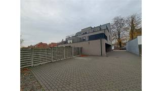 <p></p><p>Een mooi afgewerkt dakappartement bestaande uit een woonkamer met open, ingerichte keuken, 2 slaapkamers, badkamer, zeer ruim terras, wasplaats, kelderberging, lift, overdekte autostaanplaats en fietsenstalling.</p><p></p>
