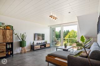 Op een toplocatie in Herent bevindt zich dit recent vernieuwd appartement met twee slaapkamers, een gezellig terras en een ondergrondse staanplaats met berging. Dankzij de centrale ligging op amper 10 minuten wandelen van het station, geniet u van een uitstekende bereikbaarheid, terwijl winkels, scholen en horecazaken zich op wandelafstand bevinden.<br /><br />Via de inkomhal met vestiaire betreden we het appartement. De lichtrijke leefruimte biedt voldoende plaats voor een gezellige zithoek en een aparte eetruimte. De leefruimte geeft uit op het gezellige terras. De open keuken sluit naadloos aan op de leefruimte en is uitgerust met kwalitatieve toestellen. Aansluitend bevindt zich een praktische wasplaats/berging.<br />De nachthal leidt naar twee volwaardige slaapkamers en een stijlvolle badkamer, ingericht met een inloopdouche, dubbel lavabomeubel en toilet. Zowel de leefruimte als beide slaapkamers zijn voorzien van een airco-unit. <br /><br />Ten slotte beschikt u over een ruime ondergrondse staanplaats met aansluitend een ruime kelderberging.<br /><br />Dit is een uitstekende opportuniteit als u op zoek bent naar een recent vernieuwd appartement met twee slaapkamers, een terras en een ondergrondse staanplaats te Herent. Contacteer ons voor meer informatie op 0480 66 14 77 of via info@boonstravastgoed.be.<br /><br />Bijzonderheden:<br />- 2 slaapkamers<br />- Recent gerenoveerd<br />- Ondergrondse staanplaats