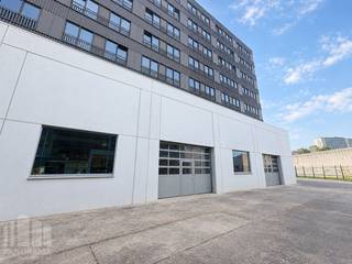 Stijlvolle <strong>nieuwbouwontwikkeling </strong>te koop, bestaande uit een opslagruimte gecombineerd met kantoorruimte met een totale oppervlakte van 303 m². Deze unieke ontwikkeling is gelegen vlakbij het UZ Gent en op slechts 1 min van het knooppunt<strong> E17-E40</strong>. Daarnaast zorgt een nabijgelegen bushalte voor uitstekende verbindingen met het openbaar vervoer richting centrum Gent.<br /><br />De opslagruimte van 207 m² is voorzien met een automatische sectionale poort, een polybetonvloer en een vrije hoogte van 3,4 tot 6,3 meter. De lichtrijke kantoren van 96 m² bevinden zich op het verdiep en kijken uit op een <strong>sfeervolle groenzone</strong>. Deze <strong>multifunctionele ruimtes</strong> zijn ideaal voor kantoorfunctie gecombineerd met opslag. Tevens is er de mogelijkheid om een <strong>parkeerplaats</strong> aan te kopen.<br /><br />Interesse? Neem vandaag nog contact met ons op voor meer informatie of een vrijblijvend plaatsbezoek. Bel <strong>PANORAMA B2B GENT KANTOREN</strong> op <strong>0477 44 39 30</strong>.