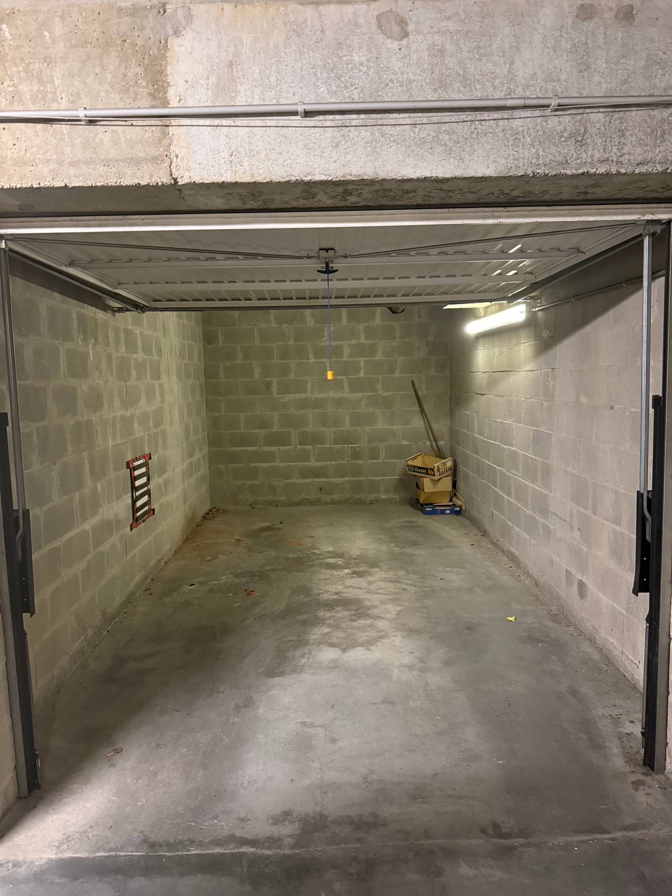 Ruime gesloten garagebox te koop in Knokke-Heist - foto 1