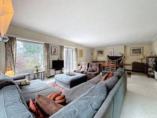 <p>Vrijstaande woning op een fantastische locatie, bestaande uit een inkomhal met afzonderlijk toilet, lichtrijke leefruimte met eet- en zithoek, keuken met aanpalende was-/bergplaats, eetplaats, badkamer (ligbad met douchemogelijkheid, toilet en dubbele lavabo), 3 slaapkamers, bureel, ruime garage en een zuidwestgerichte tuin die grenst aan het natuurdomein.</p>
<p>Wenst u fluitend te ontwaken midden in de natuur? Dan is dit een unieke kans!</p>
<p><strong>Extra troeven:</strong></p>
<ul>
<li>
<p>Gelegen op het einde van een doodlopende straat</p>
</li>
<li>
<p>Gelegen in een oase van rust</p>
</li>
<li>
<p>Afbraak en heropbouw aan 6% mogelijk</p>
</li>
<li>
<p>In de nabijheid van het centrum, openbaar vervoer en diverse scholen, met vlotte verbinding naar in- en uitvalswegen</p>
</li>
<li>
<p>A+, A+, A+ locatie</p>
</li>
</ul>
<p>Deze woning is te koop zonder makelaar via het concept van Smart Houses. Wenst u verdere inlichtingen of een bezoek? Contacteer rechtstreeks de eigenaar via 0497/87.57.45</p>