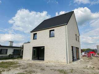 Hectaar realiseert een exclusief woonproject op een centrale en rustige locatie in Belsele, omgeven door groen. Lot 01 betreft een energiezuinige open bebouwing op een ruim perceel van 580m², met een bewoonbare oppervlakte van 161,76m² en een vaste trap naar de zolderverdieping van 46,08m², die de mogelijkheid biedt tot verdere afwerking.<br /><br /><strong>Indeling van de woning</strong><br />Gelijkvloers: inkomhal met gastentoilet, ruime berging met aparte inkomdeur, lichtrijke leefruimte met open keuken<br />Verdieping: nachthal met afzonderlijk toilet, drie volwaardige slaapkamers (13,80m² - 11,93m² - 11m²), ruime badkamer met ligbad, inloopdouche en dubbele lavabo<br />Zolder: vaste trap naar de zolderverdieping (46,08m²) – afwerkingsmogelijkheden naar eigen wens<br /><br /><strong>Duurzaam en comfortabel wonen</strong><br />- Energiezuinige bouw – klaar voor de toekomst<br />- Vloerverwarming op het gelijkvloers<br />- Zonnepanelen inbegrepen<br />- Regenwaterput van 10.000L – aangesloten op toiletten, wasmachine en buitenkraan<br />- Centrale ligging – vlotte verbinding met voorzieningen en openbaar vervoer<br />- Groene omgeving – rust en ruimte verzekerd<br />- Inclusief private parkeerplaats – centraal gelegen op het woondomein<br /><br />Bent u op zoek naar een ruime en energiezuinige nieuwbouwwoning in een groene, rustige omgeving?<br />Ontdek de plannen op www.hectaar.be of neem contact met ons op voor meer informatie en een persoonlijke afspraak.