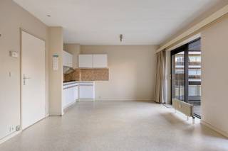 Tussen de grote en kleine ring van Hasselt, aan de Casterstraat, vindt u deze gezellige studio op de eerste verdieping! Een knus en lichtrijke studio met een knap uitzicht op de omgeving. <br /><br />Met een bewoonbare oppervlakte van ca. 40 m² is deze studio uitermate geschikt als investering of als eerste woonst. <br /><br />Door haar centrale ligging zijn alle voorzieningen zoals openbaar vervoer, winkels en scholen in de nabije omgeving gelegen. Een centrale maar toch rustige en gezellige ligging typeren deze buurt.<br /><br />De studio beschikt over een inkomhal met aparte toilet, voorzien van een handwasbakje en een badkamer met bad en wastafel. Verder vervolledigt de open leefruimte met keuken de studio. De keukenhoek is voorzien van wandtegels, elektrische kookplaat, dampkap, kastruimte en wastafel. Het terras is bereikbaar via de leefruimte en zorgt voor de nodige lichtinval en buitenruimte. De grote raampartijen in de leefruimte zorgen voor extra veel licht en zorgen voor een gezellig en ruim uitzicht.<br /><br />Een kelderberging is inbegrepen in de verkoopprijs en deze zorgt voor extra stockrageruimte in de kelderverdieping. <br /><br />Enkele pluspunten op een rijtje:<br />+ Zeer gunstig epc van 135 kWh/m² jaar!<br />+ Centraal gelegen <br />+ Rustige ligging omgeven door groen<br />+ Kelderberging mee inbegrepen <br />+ Ideale investering<br /><br />Heeft u interesse in deze studio of wenst u een bezoek ter plaatse? Neem contact op met Stephanie Odeurs op het nummer 0474-73 64 84 of via mail stephanie@vestio.com.