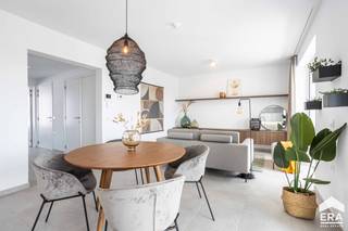 <p><strong>Ben je op zoek naar levenslang, zorgeloos wonen of een investering zonder zorgen in Aalst? Gevonden!</strong><br />Deze erkende serviceflat bevindt zich op de tweede verdieping van residentie Pier Kornel, gelegen in een autoluw en groen domein op wandelafstand van het centrum van Aalst. Dankzij de rolstoeltoegankelijke lift, de rustige omgeving en de vele voorzieningen in de buurt geniet je hier van comfortabel, kwalitatief en toekomstgericht wonen. De residentie biedt bovendien een ontmoetingsplaats voor bewoners en bezoekers en voorziet, indien nodig, uitgebreide zorg- en comfortdiensten.</p>
<p>Het appartement is bijna energieneutraal en beschikt over energielabel A, een condensatieketel, vloerverwarming en een ventilatiesysteem. Dit maakt het niet alleen ideaal voor wie zorgeloos en levenslang wil wonen, maar ook interessant als rendabele en veilige investering. Er geldt een vrijstelling voor het kadastraal inkomen.</p>
<p>Via de ruime inkomhal met berging kom je binnen in de lichtrijke leefruimte van 27 m² met open, volledig geïnstalleerde keuken voorzien van vaatwas, koelkast met vriesvak, combi-oven en inductiekookplaat. Verder beschikt de flat over een ruime slaapkamer van 11 m² en een aangepaste badkamer met lavabo, inloopdouche met klapstoel en aangepast toilet. Het overdekte terras van 11 m² maakt het geheel compleet.</p>
<p>Interesse in deze comfortabele serviceflat op een toplocatie in Aalst? Contacteer ons snel voor een bezoek en ontdek zelf alle troeven!</p>