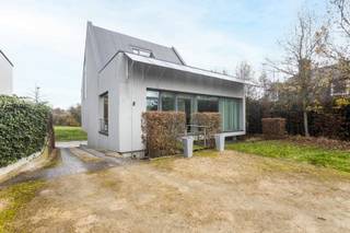 <span><strong>Gebouw gemengd gebruik op landelijke locatie in Zellik<br /><br /></strong></span><strong>De vermelde prijs betreft een overdracht van aandelen en vertegenwoordigt 100% van de aandelen. Elk ander voorstel zal worden overwogen! </strong><span><strong><br /></strong></span>Combineert u graag wonen en werken en bent u hiervoor op zoek naar de ideale locatie? <br />Dan stellen wij u graag dit modern pand voor, gelegen op de <strong>Jan Dekeersmaekerstraat 25 te Zellik</strong>. <br />
<p>Het pand geniet van een zeer vlotte bereikbaarheid in de nabijheid van scholen, winkels, openbaar vervoer en de op- en afritten van de autosnelweg. Dankzij de landelijke ligging kan men zowel aan de voor- als achterzijde genieten van open, groene vergezichten.</p>
<p>Kortom, de ideale locatie voor zij die op zoek zijn naar ruimte, rust en bereikbaarheid.</p>
<span>Indeling </span><br />
<p>Het pand wordt momenteel uitsluitend gebruikt als kantoorgebouw en beschikt over <strong>drie volwaardige verdiepingen</strong> en een ruime vergaderruimte op de bovenste verdieping.</p>
<ul>
<li>
<p><strong>Gelijkvloers:</strong><br />7 kantoorruimtes (tussen 8 m² en 15 m²), een doucheruimte en een technische ruimte.</p>
</li>
<li>
<p><strong>Eerste verdieping:</strong><br />Een ruime, volledig uitgeruste keuken die perfect dienst kan doen als gezamenlijke eetruimte, evenals 6 kantoorruimtes (tussen 14 m² en 27 m²).</p>
</li>
<li>
<p><strong>Tweede verdieping:</strong><br />4 ruime kantoorruimtes en een toilet.</p>
</li>
<li>
<p><strong>Derde verdieping (“studio”):</strong><br />Een grote vergaderruimte van ca. 60 m², voorzien van een toilet en een gezellig terras.</p>
</li>
</ul>
<p>Deze ruimtes kunnen perfect omgebouwd worden tot ruime slaapkamers, woonkamer, badkamer,...</p>
<p>Aan de achterzijde van het gebouw bevindt zich een <strong>parking voor 8 wagens</strong>.</p>
<p>Het volledige gebouw is uitgerust met een aircosysteem en afgewerkt met moderne en kwalitatieve materialen.<br /><br /></p>
<strong>Klaar om van dit pand een uitzonderlijke combinatie tussen wonen en werken te maken? </strong><br />
<p>Contacteer ons vandaag nog voor een bezoek ter plaatse!<br /><br /><strong>info@impromove.be - 02 887 80 56</strong></p>