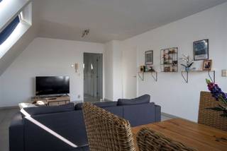 <p><span>I</span><span>NDELING</span></p><p><span><br /></span><span>Dit aangenaam appartement is gelegen in residentie D'oude Schelde aan de Aalststraat 114 te Oudenaarde.</span><span><br /></span><span>Het appartement geniet 1 slaapkamer, een badkamer met bad en douche, een apart toilet en een licht rijke living met grote open keuken en aansluitende berging.</span><span><br /></span><span>De keuken geniet alle nodige comfort: microgolfoven en oven, vaatwas, frigo, voldoende kastruimte.</span><span><br /></span><span>Bovendien heeft u bij dit appartement een privatieve garage. </span><span><br /></span><span>Achter de garages kan u genieten van de gemeenschappelijke tuin.</span></p><p><span> </span></p><p><span>LIGGING</span></p><p><span> </span></p><p><span>Het appartement is centraal gelegen (snelle aansluiting met de N60) doch op wandelafstand van de markt van Oudenaarde.</span><span><br /><br /></span><span>PRAKTISCH</span></p><p><span><br /><br /></span><span>Wacht niet om uw bezoek aan te vragen via </span><span><span>eefje@immmodhondt.be</span></span><span> of bel 0498888889.</span><span><br /><br /> </span></p>