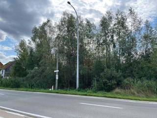 Een perceel bouwgrond voor open bebouwing en gelegen op 8a 70ca met een straatbreedte van 17,30m. Het perceel is gelegen in woongebied met...