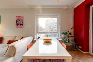 Zonnig hoek appartement met twee slaapkamers.<br /><br />Op zaterdag of zondag genieten van de gezellige marktsfeer, een terrasje doen op het theaterplein of vlot de aansluiting naar de autostrade nemen deze locatie heeft het allemaal te bieden.<br /><br />Het appartement zelf heeft een ruime leefruimte met veel lichtinval en een groen uitzicht, een uitgeruste keuken, twee slaapkamers en een badkamer met ruime inloopdouche.<br />Tot slot is er een gezellig terras waar je van de laatste zonnestralen van de dag kan genieten!<br /><br />De maandelijkse lasten bedragen: 180 euro inclusief verwarming en water.<br /><br />EPC= 250kWh