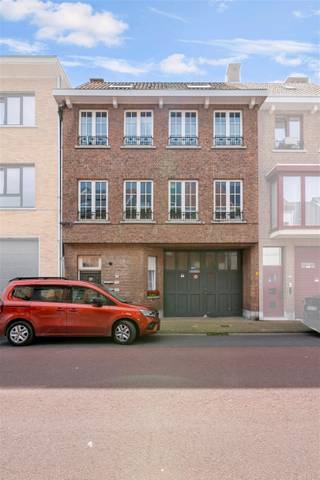 Deze charmante opbrengsteigendom in het centrum van Sint-Niklaas wordt gekenmerkt door zijn authentieke inkomhal met houten trap. De building omvat drie appartementen waarvan het bovenste een duplex. Het appartement op het gelijkvloers omvat een woonkamer, ingerichte keuken, afzonderlijk toilet, slaapkamer, ingerichte badkamer, bureauruimte, kelder en terras. Het appartement heeft een D-label en is 102m² groot. Het appartement op de eerste verdieping omvat een woonkamer, ingerichte keuken, afzonderlijk toilet, slaapkamer, ingerichte badkamer, berging en terras. Dit appartement heeft een C-label en is 95m² groot. Het appartement op de tweede verdieping omvat een woonkamer, ingerichte keuken, eetplaats, drie slaapkamers en een ingerichte badkamer. Dit appartement heeft een C-label en is 132m² groot. Met een jaaropbrengst van ruim €26.500 is dit een ideale investering!Voor meer info of een bezoek:britt@immodeprins.be of 03/776 06 55. Bekijk ons volledig aanbod www.immodeprins.be.Voor meer info of een bezoek: info@immodeprins.be of 03/776 06 55. Bekijk ons volledig aanbod www.immodeprins.be.