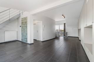 [[ DIT PAND NEEMT DEEL AAN DE ERA OPEN HUIZEN DAG OP 19/9 VAN 17:30 TOT 18:30 ]]
Te koop: instapklaar appartement in Baasrode met een prachtig groen uitzicht op het water.
<p>Dit appartement combineert comfort en rust, met twee gezellige terrassen waar u heerlijk kunt ontspannen. De ligging in een groene omgeving aan de rand van het water maakt het ideaal voor lange wandelingen en fietstochtjes. Bovendien bevindt u zich nabij scholen, openbaar vervoer, het treinstation en belangrijke invalswegen.</p>

<p>Belangrijkste ruimtes:<br />• Ruime living (38 m²) met veel lichtinval en toegang tot terras.<br />• Volledig ingebouwde keuken (10 m²) met inductiekookplaat, oven, vaatwasser en ingemaakte kasten.<br />• Slaapkamer (29 m²) met voldoende ruimte voor een zithoek.<br />• Badkamer (6 m²) met ligbad, dubbel spoelbak en toilet.<br />• Twee terrassen (6 m² en 7 m²) met uitzicht op groen en water.<br />• Berging (3 m²) met aansluitingen voor wasmachine en droogkast.<br />• Garage (16 m²). (Verplicht aan te kopen aan 25.000 euro)</p>

<p>Troeven:<br />• Prachtig instapklaar appartement met groen uitzicht op het water.<br />• Twee gezellige terrassen om tot rust te komen.<br />• Ideaal voor lange wandelingen en fietstochtjes.</p>

<p>Neem vandaag nog contact op met uw ERA-makelaar voor een bezoek.</p>

<p> </p>

<p>JOUW DROOMAPPARTEMENT. ZO GEVONDEN!</p>