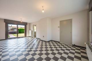 Zongerichte 3-slaapkamerwoning met inpandige garage en mooi aangelegde tuin op kindervriendelijke ligging nabij Gandhiplein. De woning geniet tevens ook van de nabijheid van het bruisende stadscentrum. Alle voorzieningen zoals winkels, openbaar vervoer, scholen, ... bevinden zich vlakbij.<br /><br />Indeling als volgt: Inkomhal, gastentoilet, lichtrijke leefruimte met aansluitende eetplaats, keuken met ontbijthoek, garage en carport.<br />1eV.: Nachthal, 3 slaapkamers, badkamer met ligbad met douchefunctie<br />2eV: Zolder<br />Aan de achterzijde van de woning bevindt zich een ruime tuin en terras en tuinhuis.<br /><br />Geen renovatieplicht, PVC ramen met dubbele beglazing, geïsoleerd dak, ... <br /><br />Voor meer informatie of een vrijblijvend bezoek, aarzel niet en bel Michiel op het nummer 0473 255 533.