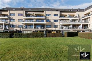 Zeer ruim, lichtrijk en instapklaar gelijkvloers appartement met tuin en gedeeltelijk overdekt terras in het centrum van KortessemTROEVEN:- Zeer...