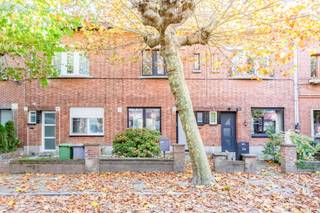 In één van de mooiste en groenste straten van Sint-Niklaas vinden we deze smaakvol gerenoveerde woning terug. De woning onderging in 2022 een ware metamorfose waarbij ze van a tot z gerenoveerd werd. <br /><br />Bij binnenkomst word je verwelkomd in een <strong>inkomhal </strong>met voldoende ruimte voor een vestiairegedeelte. Aansluitend kom je in de gezellige <strong>eet- en woonkamer</strong>, waar warmte en huiselijkheid centraal staan. De aangrenzende <strong>keuken</strong> baadt in het natuurlijk licht dankzij haar gunstige zuidoostoriëntatie en biedt voldoende ruimte voor kookliefhebbers. Naast de keuken bevindt zich een praktische <strong>berging/wasplaats</strong>. Hier heb je ook het gastentoilet. Via de keuken heb je toegang tot de knusse <strong>buitenkoer</strong>: een zonnig en charmant plekje waar je heerlijk kan ontspannen of genieten van een zomerse barbecue.<br /><br />Op de eerste verdieping bevinden zich <strong>twee verzorgde slaapkamers</strong> en een <strong>badkamer</strong> uitgerust met lavabo, ligbad/douche, en toilet. De tweede verdieping verrast met een <strong>zeer ruime zolderkamer </strong>die tal van mogelijkheden biedt. Denk aan een extra slaapkamer, hobbyruimte of thuiskantoor.<br /><br />De woning wordt verwarmd met een energiezuinige condensatieketel en beschikt over goede dakisolatie en hoogrendementsbeglazing. Bovendien is ze asbestvrij en is de elektrische installatie conform. <br /><br />Deze instapklare woning combineert stijl, comfort en functionaliteit en straalt bij elk bezoek een instant feel good-sfeer uit. Een echte buitenkans voor wie op zoek is naar een warme thuis met karakter of een zorgeloze investering. <br /><br />Interesse? Neem dan contact op via laurens@claves.be of op het nummer 0476 21 35 46.