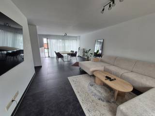 <p>Ben je op zoek naar een aangenaam appartement met twee slaapkamers, een ruim terras en een eigen staanplaats? Dan is dit appartement op de eerste verdieping zeker een bezoek waard!<br /><br />Het appartement is bereikbaar met de lift of via de trap en beschikt over twee slaapkamers en een volledig uitgeruste keuken met combi-oven, vaatwasser, koelkast en keramische kookplaat. Daarnaast geniet je van een ruim terras van maar liefst 20 m², ideaal om heerlijk te ontspannen en van het buitenleven te genieten.<br /><br />Het appartement is voorzien van centrale verwarming op gas en beschikt bovendien over een eigen kelderberging en een private overdekte staanplaats, wat zorgt voor extra comfort en opbergruimte.<br /><br />Beschikbaar vanaf 1 januari 2027.<br /><br />Heb je interesse? Vraag uw bezoek aan via onze website https://www.immovl.be/te-huur/list en druk op de knop <strong>'IK WENS EEN BEZOEK'.</strong><br /><br /></p>
