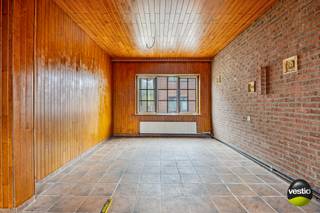 Deze gezinswoning, gelegen op een perceel van bijna 5 are, biedt een bewoonbare oppervlakte van 140 m² en beschikt over 3 ruime slaapkamers. De...