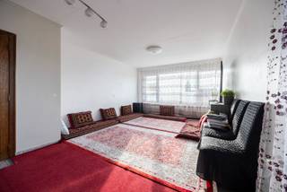 Bent u op zoek naar een appartement met drie volwaardige slaapkamers en een uitstekende bereikbaarheid? Of zoekt u eerder een interessant opbrengsteigendom? Dan stellen we u graag dit appartement op de 4de verdieping van een goed onderhouden gebouw voor!<br /><br />Indeling<br />Via de centraal gelegen inkomhal bereikt u de lichtrijke woonkamer (27m²), de keuken (5,50m²), het aparte toilet, de badkamer en drie slaapkamers (14m², 9m² en 8m²). Het terras (2m²) is toegankelijk vanuit de keuken. Tot slot beschikt het appartement over een privatieve kelderberging (nr. 3).<br /><br />Ligging<br />Het appartement geniet van een uiterst centrale ligging. Op wandelafstand bevinden zich het Krugerpark en de Turnhoutsebaan, met haar ruime aanbod aan winkels. Ook de haltes van het openbaar vervoer liggen vlakbij. Bovendien bereikt u het historische hart van Antwerpen in slechts enkele minuten te voet!<br /><br />Opbrengsteigendom<br />Het appartement is momenteel verhuurd aan €1.200 per maand, goed voor een aantrekkelijk bruto huurrendement van 6,40%! De huurder betaalt bovendien maandelijks €250 provisie voor de gemeenschappelijke kosten.<br /><br />Pluspunten<br />- Driedubbele beglazing<br />- Dakisolatie conform de energiedoelstelling 2050<br />- Elektrische installatie conform tot 2051<br />- Drie volwaardige slaapkamers<br /><br />Klinkt dit als uw toekomstige thuis of als een interessante investering? Contacteer One vastgoed via 03 360 85 30!