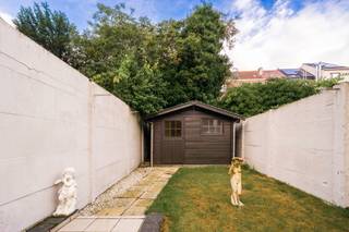 <p><strong>Op zoek naar een woning met tuin op een uitstekende locatie in Heverlee?</strong><br />Deze charmante rijwoning in de <strong>Groenstraat</strong> biedt een mooie combinatie van ruimte, gezelligheid en een bijzonder gunstige ligging. Dankzij de nabijheid van Leuven, scholen, winkels en het stadscentrum is dit een interessante woning voor wie rustig wil wonen en toch alles binnen handbereik wil hebben.</p>
<p>Op het <strong>gelijkvloers</strong> komt u binnen via de inkomhal. Van daaruit loopt de woning door naar de <strong>living en eetplaats</strong>, die samen een aangename leefruimte vormen. Aansluitend bevindt zich de <strong>keuken </strong>(ingericht jaren '90).</p>
<p>Achteraan bevinden zich de <strong>badkamer en wasplaats</strong>. Vanuit de woning is er bovendien een rechtstreekse doorgang naar de <strong>tuin</strong>.</p>
<p>De <strong>tuin</strong> vormt een fijne troef van deze woning. Achteraan staat een <strong>tuinhuis</strong>, ideaal voor het opbergen van tuinmateriaal en andere spullen.</p>
<p>Via de <strong>open trap</strong> bereikt u de eerste verdieping. Hier bevinden zich <strong>twee slaapkamers</strong> en een bijkomende <strong>achterkamer</strong>, die flexibel kan worden ingericht als bijvoorbeeld bureau, hobbyruimte, dressing of extra bergruimte. Er is ook een zolderkamer die nog niet afgewerkt is momenteel.</p>
<p>De woning werd voorzien van een <strong>nieuwe verwarmingsinstallatie op aardgas in 2023</strong>, wat een belangrijke meerwaarde is voor het comfort en de verdere bewoning.</p>
<p>De ligging is zonder twijfel één van de grootste troeven. De woning bevindt zich in de <strong>Groenstraat in Heverlee</strong>, op korte afstand van <strong>Leuven</strong>, scholen en het stadscentrum. Een ideale omgeving voor wie de voordelen van Heverlee wil combineren met de nabijheid van het bruisende Leuven.</p>