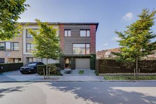 <p><span>Ruime </span><span>HOB op ca 569 m² met grote zuidtuin </span><span>en </span><span>5 slaapkamers</span><span> in een </span><span>rustige woonwijk in Aartselaar</span><span>.</span></p><p><span> </span></p><p><span>Gesitueerd vlakbij het </span><span>centrum</span><span> van</span><span> Aartselaar</span><span>, met winkels, openbaar vervoer en scholen op wandelafstand, maar toch in een rustige residentiële wijk.</span></p><p><span> </span></p><p><span>Deze </span><span>ruime bel-étagewoning</span><span>, met een bruikbare oppervlakte van ongeveer 216m² (cfr EPC), beschikt over </span><span>5 slaapkamers</span><span> en een </span><span>grote gelijkvloerse garage/werkplaats</span><span>.</span></p><p><span>De </span><span>prachtige zuidtuin</span><span> geniet de ganse dag door van de zon en biedt voldoende privacy. Het perceel heeft een </span><span>straatbreedte van maar liefst 24 meter</span><span> en een oprit naar de garage.</span></p><p><span>Tenslotte zijn er nog </span><span>19 zonnepanelen en een thuisbatterij</span><span> die het plaatje afmaken.</span></p><p><span> </span></p><p><span>Indeling</span></p><p><span> </span></p><p><span>Gelijkvloers:</span></p><p><span>- inkomhal </span></p><p><span>- ruime garage / werkplaats met electrische poort</span></p><p><span>- ideaal voor verschillende wagens binnen te plaatsen of om als atelier te gebruiken</span></p><p><span> </span></p><p><span>Eerste verdieping:</span></p><p><span>- inkomhal met gastentoilet</span></p><p><span>- woonkamer en eetkamer die in mekaar doorlopen</span></p><p><span>- geïnstalleerde open keuken </span></p><p><span>- toegang tot het zuidterras van 14 m² (7x2) aan de keuken, met trap naar de tuin</span></p><p><span> </span></p><p><span>Tweede verdieping:</span></p><p><span>- 5 slaapkamers</span></p><p><span>- badkamer met ligbad, lavabo en toilet</span></p><p><span> </span></p><p><span>Troeven</span></p><p><span> </span></p><p><span>- centrale ligging tussen Antwerpen en Brussel</span></p><p><span>- 5 slaapkamers</span></p><p><span>- gezellige open haard in de leefruimte</span></p><p><span>- houten ramen met dubbele beglazing</span></p><p><span>- verwarming op accumulatie</span></p><p><span>- 19 zonnepanelen met thuisbatterij</span></p><p><span>- ruime garage / atelier / werkplaats</span></p><p><span>- beschikbaar bij akte</span></p><p><span> </span></p><p><span>Ben jij geïnteresseerd in dit huis te koop in Aartselaar, ben je op zoek naar ander vastgoed, een investering of wens je de waarde van jouw eigendom te kennen? Dan ben je bij BOLT immo aan het juiste adres! Wij helpen jou graag verder.</span></p><p><span> </span></p><p><span> </span></p>