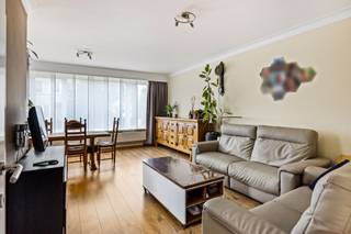 <p><span>Op een gunstige locatie gelegen appartement. Combinatie van rust en een uitstekende bereikbaarheid! Gelegen in een rustige woonstraat met toch alle nodige voorzieningen, zoals o.a. supermarkten en openbaar vervoer, in de onmiddellijk omgeving. Ook geniet men hier van een vlotte verbinding richting Antwerpen-centrum, de haven en de snelwegen.</span></p><p><span>We betreden het appartement langs de inkomhal (met vestiairekast), welke ons links toegang geeft tot de lichtrijke leefruimte. Deze laatste biedt voldoende plaats voor een gezellige zithoek en een eetkamer. Via de leefruimte komen we in de keuken, welke beschikt over voldoende kastruimte en de volgende toestellen: kookplaat (inductie), dampkap, spoelbak en koel/vriescombinatie.</span></p><p><span>Verder geeft de inkomhal ons ook nog toegang tot de vernieuwde badkamer (met douche, lavabomeubel en toilet) en de twee slaapkamers, respectievelijk 13,30m² en 6,50m² groot. De grootste slaapkamer is voorzien van een praktische ingemaakte kast en aansluitend aan de kleinere slaapkamer vinden we nog een (dicht/overdekt) terras, welk thans wordt gebruikt als bergruimte.</span></p><p><span>Aan het appartement is verder ook nog een kelderberging verbonden.</span></p><p><span>Het maandelijks voorschot op de gemeenschappelijke kosten bedraagt 130,00. Hierin is o.a. begrepen: verwarming, water, blokpolis, minuterie, waterontharder en ruimen septische put. Daarnaast wordt er maandelijks ook 80,00 gespaard.</span></p><p><span>Mogelijkheid om een garage, uitgerust met een sectionaal poort, bij aan te kopen aan de prijs van 27.500,00.</span></p><p><span>Is uw interesse gewekt? Wel, dan hoor ik graag van U!</span></p>