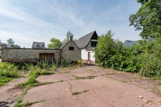 <p>Gelegen aan de St. Antoniusweg in Neerpelt, biedt deze opengezinswoning een perfecte combinatie van ruimte, comfort en een aantrekkelijke ligging. Het huis heeft een bewoonbare oppervlakte van 202 m² en een toonzaal van 121m² op een riant perceel van 1.108 m² tegen de kanaal en op een goede zichtlocatie. Het charmante karakter. De woonkamer en de keuken zijn enkel van elkaar gescheiden door een tussenwand die eenvoudig gescheiden kan worden. </p>
<p>Deze woning is voorzien van praktische extra's zoals twee toiletten, en twee badkamers én een toonzaal.<br /><br />Pluspunten:<br /><br />Zeer grote ruimtes<br />Statige woning<br />Toonzaal aanwezig<br />Prachtige ligging tegen de kanaal<br /><br />Neem contact met ons op voor een vrijblijvend bezoek en ontdek zelf de potentie van deze prachtige multifunctionele woning.</p>