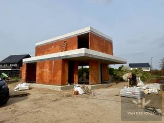 <u><strong>Moderne open nieuwbouwwoning met 3 slaapkamers, 2 badkamers en een inpandige garage</strong></u><br /><br /><u><strong>TROEVEN: </strong></u><br />– 3 volwaardige slaapkamers <br />– 2 badkamers <br />– Energiezuinig <br />– Moderne architectuur<br />- Inpandige garage<br />– Goede bereikbaarheid naar Hasselt, centrum Diepenbeek, autosnelweg E313, … <br />– Veel natuurlijke lichtinval <br />– Riant terras <br /><br />Ontdek deze prachtige hopen nieuwbouwwoning, ontworpen voor wie ruimte, licht en comfort waardeert. De woning beschikt over 3 slaapkamers en 2 badkamers. Het hart van de woning is de open leefruimte, die naadloos de keuken, eet- en zithoek met elkaar verbindt. Grote ramen en een praktische indeling zorgen voor veel natuurlijke lichtinval en een gevoel van vrijheid. Via de woonkamer stapt u zo op het terras, ideaal om te ontspannen of gezellige momenten met familie en vrienden door te brengen.<br />Voor uw comfort is er een inpandige garage, zodat uw auto veilig en beschut staat en u altijd makkelijk toegang heeft tot uw woning. <br /><br />De woning combineert een doordachte indeling met moderne afwerking en veel natuurlijke lichtinval. Een thuis waar elke dag voelt als een vakantie!<br /><br />Deze twee halfopen wooneenheden worden gebouwd op een riant perceel en bevinden zich op een boogscheut van het centrum van Diepenbeek en op slechts enkele minuten van de op- en afrit van de E313.  Diepenbeek heeft een rijk aanbod aan natuurgebieden, wandel- en fietsmogelijkheden, sportfaciliteiten en speeltuinen. Vanuit Diepenbeek is er verder nog veel te beleven bij de buren uit Hasselt, Genk, Bilzen en Kortessem. Deze mooie gemeente is dus de ideale uitvalsbasis voor al het moois dat Limburg te bieden heeft!