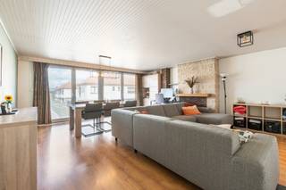 <p>Deze gezellige gesloten bebouwing uit 1969 biedt verrassend veel ruimte en mogelijkheden voor gezinnen of wie op zoek is naar een praktische woning in een rustige, kindvriendelijke buurt. De lichtrijke leefruimtes (1ste verdieping) zorgen voor een aangename woonbeleving, terwijl de oprit, grote garage, het terras en de tuin met recent geplaatst tuinhuis extra comfort bieden. Met vier slaapkamers, een ruime tuin van 259 m² en een functionele indeling beschikt deze woning over heel wat potentieel. Bovendien geniet je van een vlotte bereikbaarheid en een ligging vlakbij de dorpskern van Dendermonde.</p>

<p> </p>

<p>Belangrijkste ruimtes:<br />• Inkomhal met toegang tot de garage, apart toilet en 1ste slaapkamer<br />• Gezellige woonkamer met veel lichtinval (1ste verdieping)<br />• Praktische keuken uitgerust met keramische kookplaat, oven, koelkast en vaatwasser (1ste verdieping)<br />• Badkamer met douche, ligbad en enkele wastafel (tussenverdieping)<br />• Apart toilet (Gelijkvloers)<br />• Vier slaapkamers (1 op tussenverdieping, 3 op 2de verdieping)<br />• Grote garage met extra bergruimte en aansluitingen (wasmachine..)<br />• Ruime opbergzolder<br />• Terras en tuin (259 m²) met nieuw geplaatst tuinhuis<br />• Oprit met parkeermogelijkheid</p>

<p>Troeven:<br />• Ruime en lichtrijke woning met veel mogelijkheden<br />• Grote garage, oprit, terras en tuin met nieuw tuinhuis<br />• Rustige en kindvriendelijke ligging nabij de dorpskern</p>

<p>Neem vandaag nog contact op met je ERA-makelaar voor een bezoek. JOUW DROOMHUIS. ZO GEVONDEN!</p>
