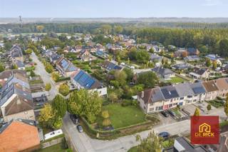 Beautiful building plot of 610m² quietly located in pleasant residential area near stores, su