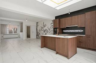 In een van de rustigste straten van Mechelen, ligt dit vernieuwde huis. De gevel met witte sierpleister is onderaan voorzien van een plint in...