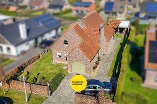 Welkom in de woning te Burg. Désiré de Meyerelaan 10 te Maldegem, een karaktervolle woning gelegen in een doodlopende woonwijk. Dankzij de...