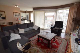 <p>Ce charmant appartement, situé au deuxième étage de l'avenue de la Reine à Blankenberge, dispose d'une terrasse ensoleillée. Avec un agencement élégant, l'appartement comprend une cuisine ouverte, une salle de bains moderne et deux chambres confortables. De plus, ce bien dispose d'un toilette séparé et d'une cave avec raccordement pour machine à laver. </p>
<p>Le bâtiment est équipé d'un ascenseur !</p>
<p>Avec son emplacement central à Blankenberge, vous profitez de la proximité des commerces, des restaurants et de la côte, tout en pouvant compter sur le calme et l'intimité que cet appartement offre. <br />Une provision mensuelle de 25 € est demandée pour les charges des parties communes.<br />Disponible à partir du 1er janvier 2027.</p>