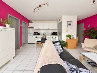 Gunstig gelegen verhuurd één slaapkamer appartement met parking. Ruime inkomhal met trap naar de eerste verdieping. Ruime living met open keuken en berging. Eén volwaardige slaapkamer en een badkamer voorzien van douche, toilet en wastafel. Tevens is er een autostaanplaats inbegrepen in dit aanbod. Het appartement wordt verhuurd aan een stabiele nette huurder en bijgevolg een prima opbrengsteigendom met direct rendement. Bovendien zijn er quasi geen gemeenschappelijke kosten en geen lift in het gebouw.
Kortom een aantrekkelijke en stabiel investeringseigendom. Benieuwd naar deze woning? Neem dan gerust contact met ons op voor meer informatie of een bezoek ter plaatse. Oppervlakten zijn steeds indicatief en conform het EPC.