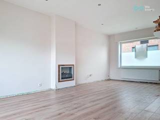 Deze woning werd volledig gestript. Ideaal voor mensen die houden van grote renovatiewerken.De woning bestaat vandaag uit een inkomhal met toilet,...