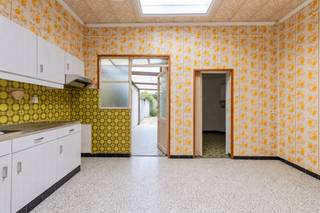 Deze woning biedt een uitstekende opportuniteit voor wie op zoek is naar een renovatieproject met veel potentieel. Gelegen in een rustige en kindvriendelijke woonwijk in Rumbeke geniet u van een centrale ligging op wandelafstand van het centrum, winkels, scholen en openbaar vervoer.<br /><br />Startprijs: €125.000<br /><br />Bij het binnenkomen komt u terecht in de woonkamer die aansluit op de keuken. Op het gelijkvloers bevindt zich eveneens de badkamer. De eerste verdieping beschikt over twee volwaardige slaapkamers, aangevuld met een zolderkamer die perfect kan dienen als derde slaapkamer, bureau of hobbyruimte.<br /><br />Een absolute troef van deze woning is de bijzonder ruime westgerichte tuin, waar u de hele dag door van de zon kan genieten. Daarnaast beschikt de woning over een praktische achteringang via de Monseigneur De Haernestraat, wat zorgt voor extra comfort en toegankelijkheid.<br /><br />Troeven:<br />•⁠ ⁠Rustige en kindvriendelijke ligging<br />•⁠ ⁠Op wandelafstand van centrum, winkels en scholen<br />•⁠ ⁠2 slaapkamers en zolderkamer<br />•⁠ ⁠Ruime westgerichte tuin<br />•⁠ ⁠Praktische achteringang via Monseigneur De Haernestraat<br />•⁠ ⁠Vlotte verbinding naar de E403<br />•⁠ ⁠Renovatieproject met veel potentieel<br /><br />Dankzij de combinatie van een centrale ligging, een ruime tuin en tal van mogelijkheden vormt deze woning een interessante opportuniteit voor starters, gezinnen of investeerders.<br /><br />Voor meer informatie of een bezoek, contacteer Eva via 0475 69 38 22 of via eva@vicusvastgoed.be.