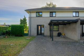 Op enkele minuten van het bruisende centrum van Evergem, bieden wij u in de "Patrijzenstraat 194" deze gezinswoning aan. De woning is uiterst...