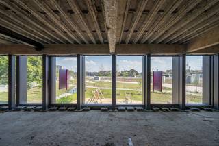 Dé <strong>ideale werkplek</strong> op <strong>toplocatie</strong> in het <strong>hart</strong> <strong>van de stad</strong>.<br />De Urban Hub: een <strong>moderne</strong> en <strong>ruime kantoorlocatie</strong> aan het <strong>heraangelegde</strong> <strong>Conservatoriumplein</strong>, waar beton plaats heeft gemaakt voor een <strong>aangename groenzone</strong>. Hier werk je in een <strong>hedendaagse omgeving</strong>, vlak bij <strong>alles wat je nodig hebt</strong>. <br /><br /><u><strong>Te huur: 1e en 2e verdieping </strong></u><br /><strong>Beide verdiepingen</strong> zijn beschikbaar en bieden <strong>ca. 280 m²</strong> aan <strong>open, lichtrijke kantoorruimte</strong>. <br />Een <strong>lichtkoker</strong> achteraan de kantoorruimte zorgt voor een <strong>gelijke lichtinval</strong> over de <strong>volledige verdieping</strong>. <br /><strong>Toegang tot elk verdiep via trap en lift</strong>.<br /><br /><u><strong>Ligging </strong></u><br />Een <strong>uitstekende bereikbaarheid</strong>: <br />Openbaar vervoer: <strong>treinstation</strong> en <strong>bushaltes</strong> op <strong>wandelafstand</strong> <br /><strong>Grote Markt</strong> op slechts <strong>10 minuten stappen</strong> <br /><strong>Parking op 50 meter</strong> van de Hub, maar ook mogelijkheid in de <strong>ondergrondse stationsparking</strong> met maar liefst <strong>900 plaatsen</strong>.  <br /><br /><strong>Voor techniek en inrichting wordt een budget op maat voorzien</strong>.  <br /><br />Interesse in een bezoek of meer info? Contacteer:<br />Matthis op 0477 804 350 - matthis@dekeyser.immo of<br />Leopold op 0499 618 354 - leopold@dekeyser.immo