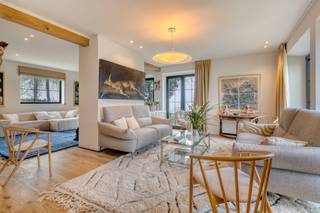 Langs de Koksijdesteenweg 27 te Oostduinkerke vinden we deze gerenoveerde villa op een zuidgericht perceel van 805m². De woning beschikt o.a. over...