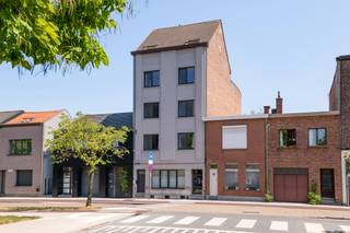 <p><strong>Opbrengsteigendom met interessant rendement en meerdere verhuurmogelijkheden</strong>, gelegen in het centrum van Wilrijk.<br />Dit volledig vergunde studentenhuis is een bijzonder interessante opportuniteit voor wie op zoek is naar een solide vastgoedinvestering met een aantrekkelijk en stabiel huurrendement.<br />Dit eigendom beschikt over <strong>12 studentenkamers</strong>, <strong>en een afzonderlijke kamer voor de inwonende conciërge</strong>. Op het gelijkvloers: <strong>een appartement met 2 slaapkamers, een groot terras en een grote zuidgerichte tuin.</strong><br />Een belangrijke troef is dat het pand volledig vergund is voor kamerverhuur, met:<br />• 12 domicilies voor de kamers<br />• Volledig vergund als studentenhuisvesting<br />Hierdoor biedt het pand een brede en flexibele verhuurmogelijkheid.<br /><span>Comfortabele, instapklare kamers</span>:<br />Elke kamer is praktisch en comfortabel ingericht en beschikt over:<br />• TV<br />• Eigen koelkast<br />• Microgolfoven<br />• Lavabo<br />• Voorzieningen voor Telenet en Proximus<br />• Netflix<br />• Eigen Nest-thermostaat, energie- en elektriciteitsmeters<br />Daarnaast is er een centrale gemeenschappelijke keuken, waar de studenten gebruik van kunnen maken.<br />De aanwezigheid van een inwonende conciërge vormt bovendien een grote meerwaarde voor het dagelijkse beheer en de goede opvolging van het pand.<br /><span>Ruim appartement op het gelijkvloers met</span>:<br />• 2 slaapkamers<br />• Leefruimte<br />• Eetkamer<br />• Badkamer<br />• Apart toilet<br />• Ingerichte keuken<br />• Berging<br />• Grote zuid-gerichte tuin<br />Dit appartement kan als extra woongelegenheid worden verhuurd (als ééngezinswoning) en vormt daarmee een interessante aanvulling op de studentenverhuur.<br />De huidige netto jaarlijkse opbrengst bedraagt €79.080. Bovendien bestaat er, mits een kleine uitbreiding van het sanitair, de mogelijkheid om het rendement verder te verhogen tot circa €85.380 netto per jaar.<br />Dit maakt het pand bijzonder interessant voor zowel de particuliere investeerder als de professionel</p>
<p><span>Strategische ligging</span>:<br />Het studentenhuis is uitstekend gelegen in het <strong>centrum van Wilrijk</strong> vlakbij universiteiten en hogescholen met een vlotte bereikbaarheid en alle dagelijkse voorzieningen in de nabije omgeving. <strong>Gratis parkeergelegenheid</strong> op de parking van de kerk aan de overkant van de straat.<br /><br />Een unieke investeringskans voor wie rendement, vergunningen en verhuurcomfort wil combineren. <br /><br />(Gelijkvloers appartement EPC B en studentenhuis EPC C )<br /><br /></p>