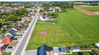 Een woning volledig volgens jouw eigen wensen bouwen? Op dit perceel van 800 m² in Martenslinde krijg je de ruimte om zelf te bepalen hoe jouw toekomstige thuis eruitziet.<br /><br />Het perceel ligt aan de Riemsterweg en biedt een vlotte verbinding richting Bilzen, Genk, Riemst, Maastricht en de E313. Hoewel de woning aan de steenweg wordt gerealiseerd, zorgt de achterzijde voor een aangenaam open zicht over de omliggende velden.<br /><br />Het perceel is bestemd voor open bebouwing en biedt onder meer volgende mogelijkheden:<br /><br />Gelijkvloerse bouwdiepte tot maximaal 17 m<br /><br />Bouwdiepte op de verdieping tot maximaal 12 m<br /><br />Maximaal 2 volwaardige bouwlagen<br /><br />Keuze tussen een hellend of plat dak<br /><br />Mogelijkheid tot het voorzien van een carport binnen de voorziene zone<br /><br />Afmetingen van het perceel:<br /><br />Straatzijde: ca. 16 m<br /><br />Achterzijde: ca. 16 m<br /><br />Linkerzijde: ca. 50 m<br /><br />Rechterzijde: ca. 50 m<br /><br />Ook een vrijstaand bijgebouw behoort volgens de verkavelingsvoorschriften tot de mogelijkheden. Per perceel kan één tuinberging, poolhouse of terrasoverkapping worden voorzien met een maximale oppervlakte van 10% van de achtertuin. Voor open bebouwing bedraagt dit ongeveer 34 m², afhankelijk van de uiteindelijke inrichting van het perceel.<br /><br />Achteraan bevindt zich een grachtzone die onbebouwd moet blijven.<br /><br />De hoofdbestemming is wonen. Als nevenactiviteit zijn vrije beroepen, kantoorruimte en diensten toegestaan. Horeca en handel zijn niet toegestaan.<br /><br />Op zoek naar een bouwperceel met een mooie bouwoppervlakte, ruime ontwerpvrijheid en een groen uitzicht aan de achterzijde? Neem contact op via 089 390 990 of info@immofair.be!